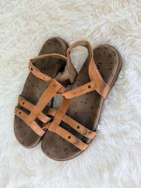 Taos Trophy 2 Leather Strappy Comfort Sandal